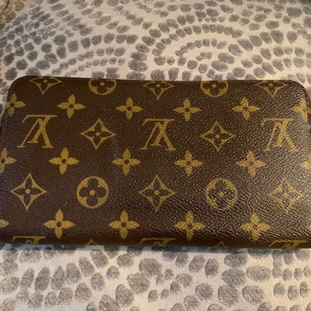 LOUIS VUITTON ZIPPY WALLET - AUTHENTIC